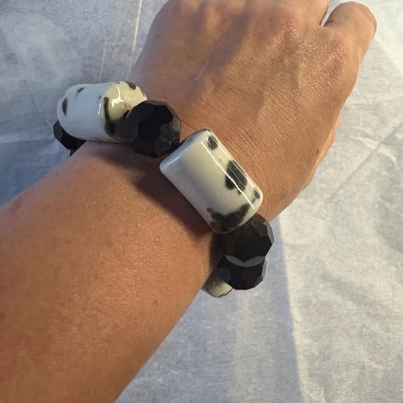 Black and White Beaded Bracelet - Picture 2 of 4